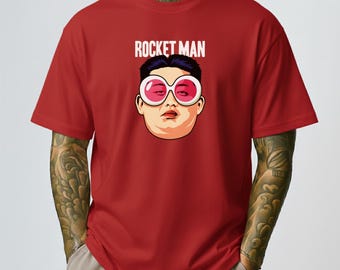 Camiseta parodia de Kim Jong Un y Elton John, Rocketman - TRASLADADA a una nueva tienda - CONSULTA LA DESCRIPCIÓN