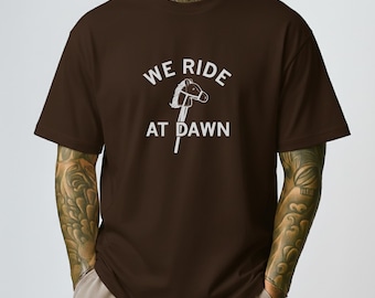 Camiseta "We Ride At Dawn", divertida camiseta con meme de caballito de juguete - TRASLADADA a una nueva tienda - CONSULTA LA DESCRIPCIÓN