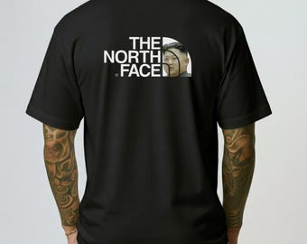 Camiseta parodia divertida de North Face, camiseta con meme de Kim Jong Un - TRASLADADA A UNA NUEVA TIENDA - CONSULTA LA DESCRIPCIÓN
