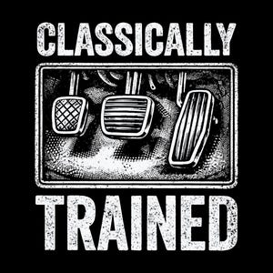 Könnte beinhalten: Schwarzes Grafik-T-Shirt mit den Worten "CLASSICALLY TRAINED" über und unter einer Illustration von drei Autopedalen. Die Pedale sind weiß mit strukturierten Designs, vor einem strukturierten Hintergrund.