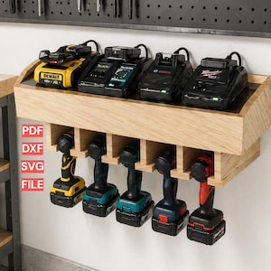 Op de afbeelding: Houten organizer voor elektrisch gereedschap met meerdere sleuven voor boormachines en opladers. De organizer bevat verschillende merken elektrisch gereedschap, waaronder DeWalt, Makita en Bosch. De tekst "PDF, DXF, SVG, FILE" is zichtbaar.