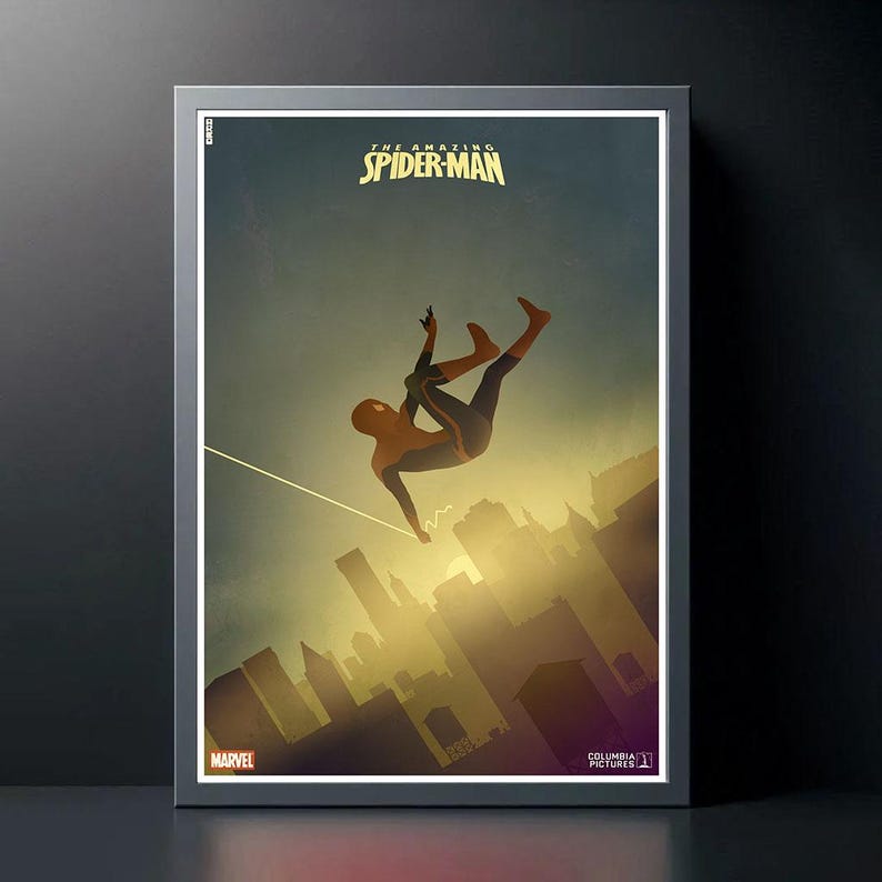 Puede incluir: P&oacute;ster enmarcado con el t&iacute;tulo "THE AMAZING SPIDER-MAN" en letras doradas. La imagen muestra a Spider-Man en el aire contra un paisaje urbano. El p&oacute;ster est&aacute; en un marco gris, con los logotipos de Marvel y Columbia Pictures en la parte inferior.