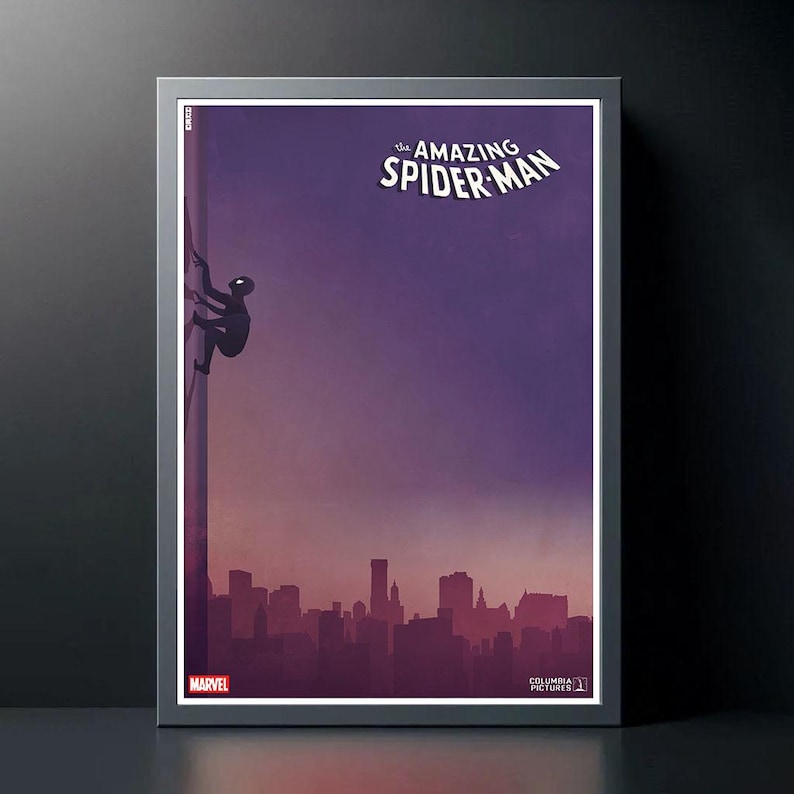Puede incluir: P&oacute;ster enmarcado con el Amazing Spider-Man. La obra de arte representa a Spider-Man escalando una estructura contra un cielo degradado p&uacute;rpura y naranja, con un horizonte de la ciudad en la parte inferior. Los logotipos de Marvel y Columbia Pictures son visibles.