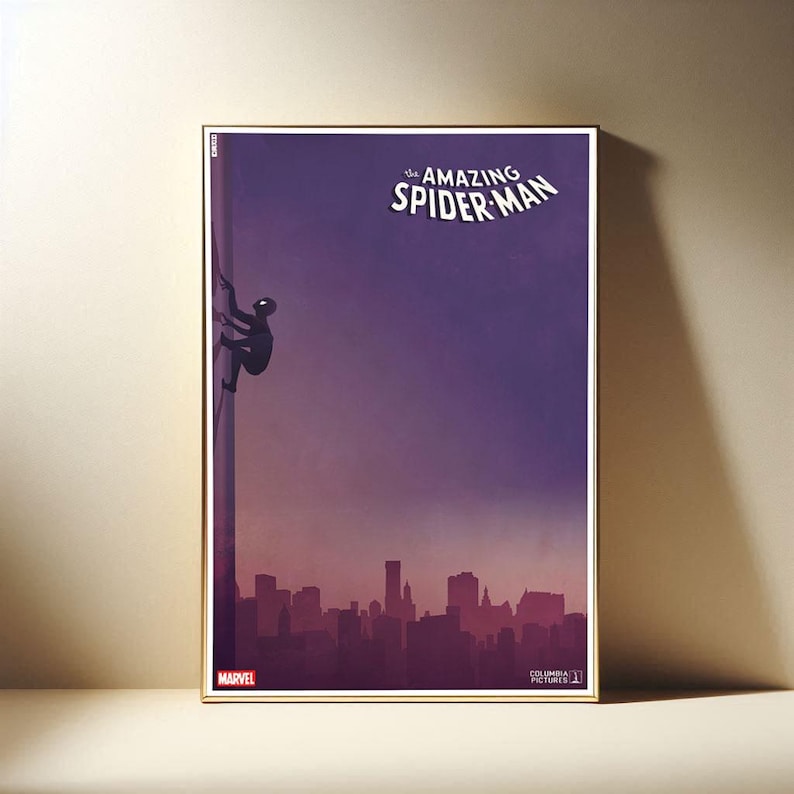 Puede incluir: P&oacute;ster enmarcado con el Amazing Spider-Man. La obra de arte representa a Spider-Man escalando una estructura contra un cielo degradado p&uacute;rpura y rosa, con un horizonte de la ciudad al fondo. Los logotipos de Marvel y Columbia Pictures son visibles.