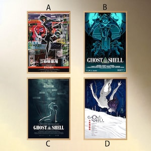Pode incluir: Quatro cartazes emoldurados com obras de arte em estilo anime. Os cartazes mostram personagens e o título "Ghost in the Shell" em vários estilos artísticos. Cada cartaz está em uma moldura de madeira, com uma variedade de paletas de cores.