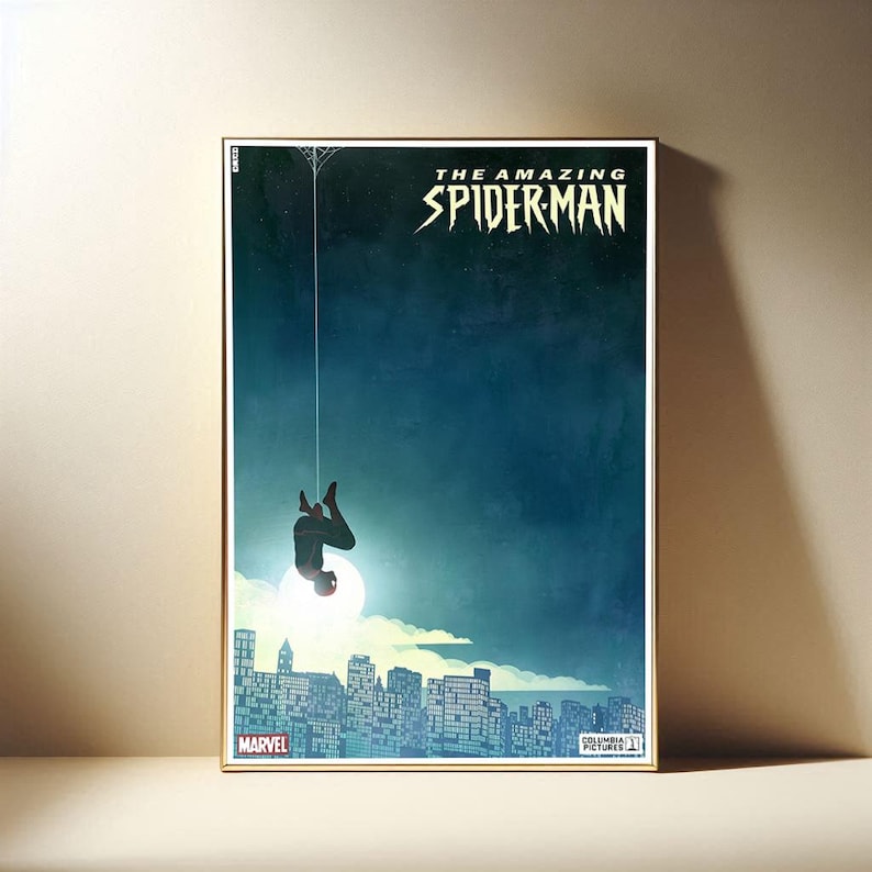 Puede incluir: P&oacute;ster enmarcado de The Amazing Spider-Man. La obra muestra a Spider-Man colgado boca abajo de una telara&ntilde;a contra un cielo azul oscuro, con un horizonte urbano debajo. Los logotipos de Marvel y Columbia Pictures son visibles.