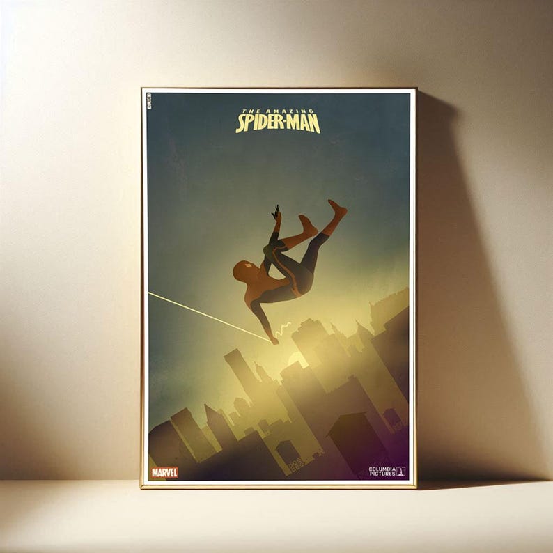 Puede incluir: P&oacute;ster enmarcado del Asombroso Spider-Man en una pose din&aacute;mica, silueteado contra un paisaje urbano. El p&oacute;ster tiene un marco dorado e incluye los logotipos de Marvel y Columbia Pictures.