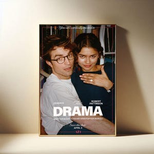 Puede incluir: Un póster enmarcado de la película "The Drama" con Zendaya y Robert Pattinson. El póster tiene un marco dorado e incluye el texto "You are cordially invited to", "Save the date April 3" y el logotipo de A24.