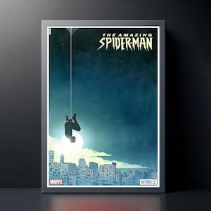 Puede incluir: P&oacute;ster enmarcado de The Amazing Spider-Man. La imagen muestra a Spider-Man suspendido de una telara&ntilde;a contra un cielo azul oscuro. Un horizonte de la ciudad est&aacute; debajo, con los logotipos de Marvel y Columbia Pictures.