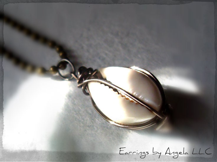Cowrie Shell Necklace//prosperity 