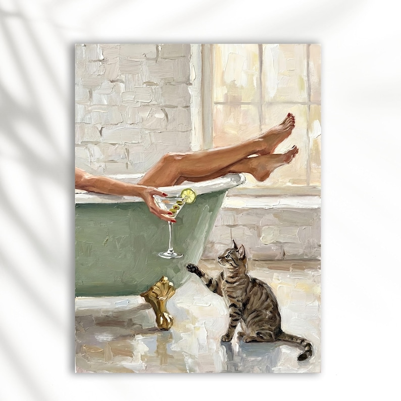 Op de afbeelding: Een olieverfschilderij toont een persoon die ontspant in een vintage groene badkuip, met een martini in de hand. Een tijgerkat reikt naar de persoon. De badkamer heeft een raam en een witte bakstenen muur.