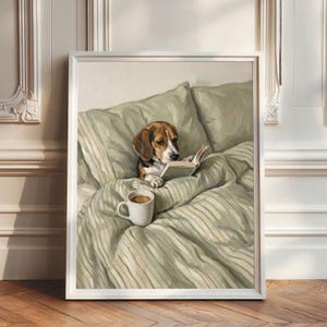 Pode incluir: Uma impressão de arte de parede emoldurada retratando um cão beagle castanho e branco deitado numa cama com roupa de cama às riscas verde-sálvia. O cão segura um livro aberto com as patas e uma caneca de cerâmica branca com café está pousada.