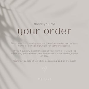 Op de afbeelding: Een beige-getinte afbeelding met de woorden "thank you for your order" in een stijlvol lettertype. Extra tekst drukt dankbaarheid uit voor het kiezen van het kleine bedrijf en biedt ondersteuning voor vragen of personalisatieverzoeken. Een hartsymbool en de merknaam "martique" zijn ook aanwezig.