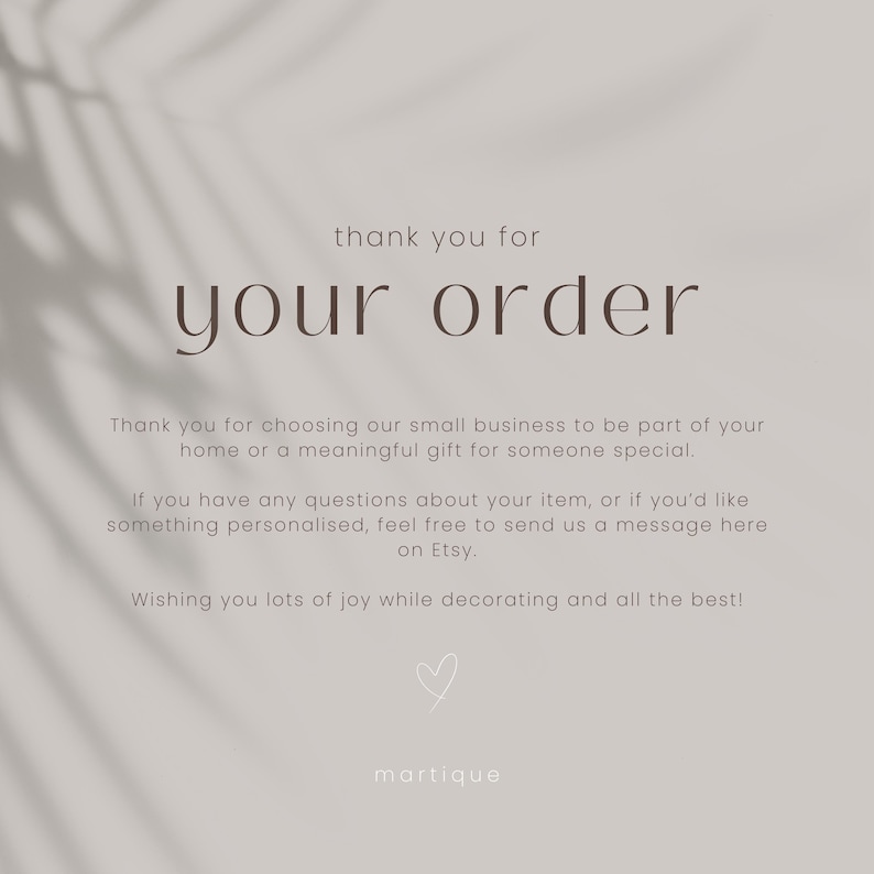 Op de afbeelding: Een beige-getinte afbeelding met de woorden "thank you for your order" in een stijlvol lettertype. Extra tekst drukt dankbaarheid uit voor het kiezen van het kleine bedrijf en biedt ondersteuning voor vragen of personalisatieverzoeken. Een hartsymbool en de merknaam "martique" zijn ook aanwezig.