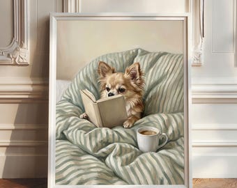 Puede incluir: Una impresión enmarcada muestra un perro chihuahua marrón claro leyendo un libro sobre una colcha a rayas verdes y blancas. Una taza blanca con una bebida marrón está al lado del perro. La obra de arte está enmarcada en blanco.