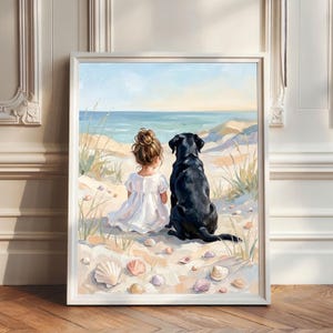 Op de afbeelding: Een ingelijst schilderij van een kind met een knotje in een witte jurk, zittend op een zandstrand naast een zwarte hond. De scène bevat hoog strandgras, verspreide schelpen en een uitzicht op de blauwe oceaan onder een lichte lucht.