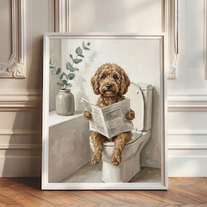 Può includere: Opera d'arte incorniciata con un cane marrone con gli occhiali che legge un giornale mentre è seduto su un water. L'opera d'arte ha una tavolozza di colori neutri, con un vaso di verde sullo sfondo. Il cane è il punto focale.