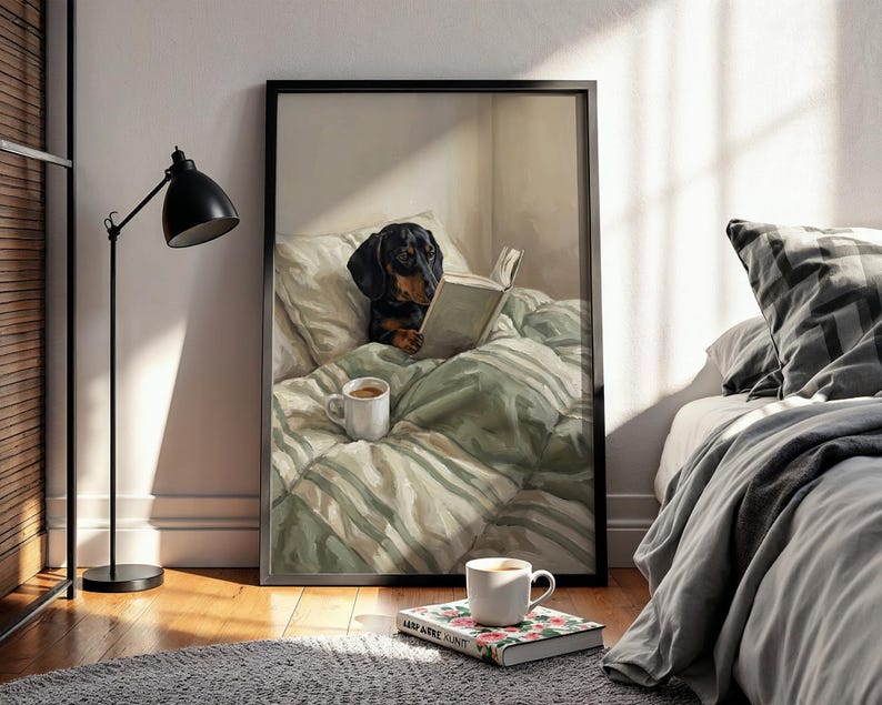 Svart och röd korthårig tax i sovrummet, taxposter, taxbild, sovrumsbilder, oljemålning, taxpresenter, salviagrön bild bild 2