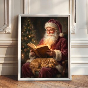 Peut inclure: Une impression d'art mural encadrée représentant le Père Noël avec une longue barbe blanche et un costume rouge, assis dans un fauteuil en lisant un livre illuminé. Un petit chien brun aux poils bouclés dort sur ses genoux, près d'un sapin.