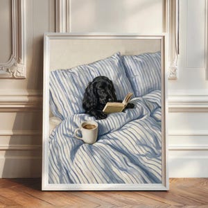 Schwarzer Cocker Spaniel im blauen Schlafzimmer mit Buch und Kaffee, Cocker Spaniel Poster, Schlafzimmer Bilder, Cocker Spaniel Geschenk