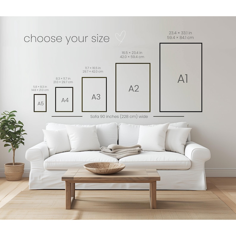 Op de afbeelding: Afbeelding met ingelijste kunstafdrukformaten A1, A2, A3, A4 en A5, met afmetingen in inches en centimeters. De tekst "choose your size" staat boven de frames. Een witte bank en een houten salontafel staan op de voorgrond.