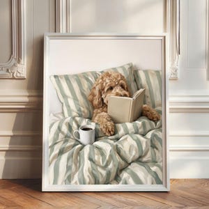 Golden Doodle na cama com um livro, pôster de Golden Doodle, quadros para quarto, pinturas a óleo, presentes para amantes de Golden Doodle, pôster de café, decoração com livros