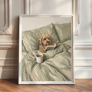 Könnte beinhalten: Ein gerahmter Kunstdruck, der einen hellbraunen, lockigen Hund zeigt, der in einem Bett mit gestreifter Bettwäsche in Salbeigrün liegt. Der Hund hält ein offenes Buch mit seinen Pfoten, und eine weiße Keramiktasse mit einem braunen Getränk steht auf dem Bett.