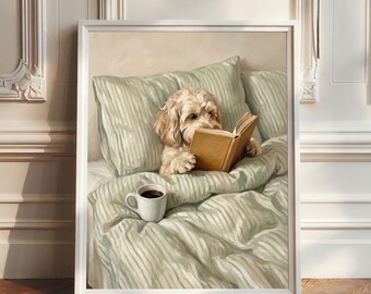 Puede incluir: Una impresión de arte mural enmarcada que representa a un perro de pelaje claro y rizado descansando en una cama con ropa de cama a rayas de color verde claro. El perro sostiene un libro abierto con sus patas y una taza blanca con café está en la cama.