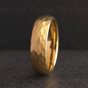 Aliança de casamento em tungstênio martelado dourado para homens e mulheres, 4 mm, 6 mm e 8 mm, anel martelado abaulado, ouro fosco escovado, aliança dourada para homens, gravação gratuita.