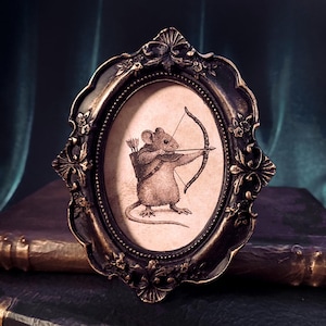Miniatur-Barockporträt einer kriegerischen Maus mit Bogenschützenfunktion, Vintage-Rahmen, gotischer Cottagecore-Stil, Dark-Academia-Kunstwerk, viktorianische Kuriosität