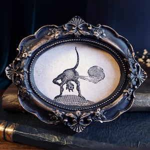 Ritratto barocco in miniatura di un demone flatulento, antica arte demoniaca, riproduzione di incisione gotica, opera di Dark Academia, stranezza d'epoca