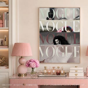 Può includere: Una stampa artistica da parete rettangolare che presenta un collage di quattro copertine della rivista British Vogue sovrapposte. L'opera mostra la parola VOGUE in grandi lettere maiuscole bianche in ogni sezione, con immagini fotografiche di modelli.