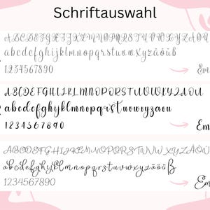 Puede incluir: Imagen que muestra tres estilos de fuentes de caligraf&iacute;a, cada uno con alfabetos may&uacute;sculas y min&uacute;sculas, n&uacute;meros y un nombre de ejemplo "Emilia". El texto "Schriftauswahl" est&aacute; en la parte superior, indicando la selecci&oacute;n de fuente.
