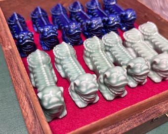 Conjunto de 12 porta-hashis de porcelana em caixa de madeira forrada de veludo.
