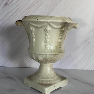 Jarrón de cerámica color crema vintage con pedestal — Neoclásico, envejecido, 15 cm de altura