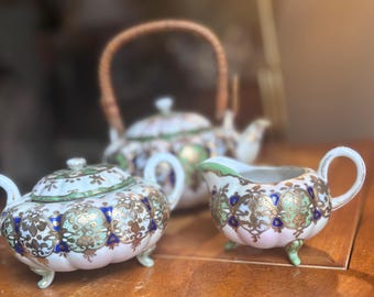 Juego de té japonés antiguo / Moraige + Tetera dorada, lechera, azucarero con mango tejido