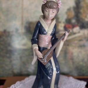 Porcelanowa figurka gejszy z Hiszpanii, Nadala, grająca na lutni Shamisen