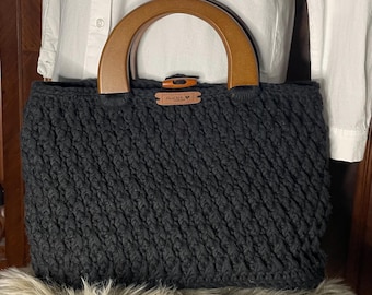 Bolso de ganchillo hecho a mano con asas de madera: atemporal y elegante.