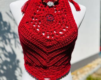 Top de cuello halter en rojo vibrante con detalles de perlas azules: pieza única