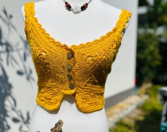 Top de crochet amarillo con botones decorativos florales verdes: pieza única