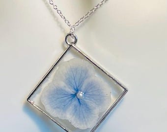 Collar de plata con una auténtica flor de hortensia | Colgante de flor azul claro | Joyería natural hecha a mano | Un toque azul para una boda | Joyería botánica