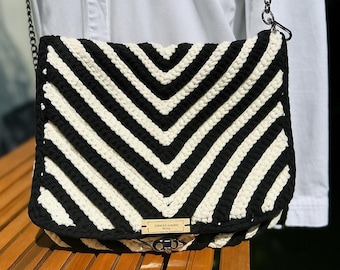 Bolso de hombro de ganchillo, blanco y negro | Bolso hecho a mano | Bolso boho | Estilo sostenible con personalidad | Boutique Woolwitch