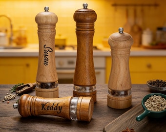 Personalisierte Holzpfeffermühle - Salz- und Gewürzmühle mit individueller Gravur, einstellbarer Keramikkern, rustikales Küchenwerkzeug, benutzerdefinierte Namensmühle