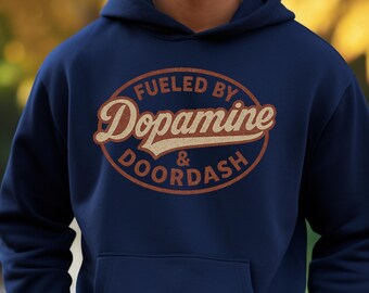 Impulsada por la dopamina y DoorDash. Cómoda, divertida e increíblemente identificable, te presentamos tu nueva sudadera favorita.
