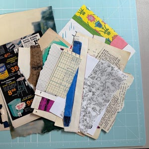 Könnte beinhalten: Eine Sammlung von Vintage-Ephemeren, darunter zerrissene Papierreste, Anzeigen und gemustertes Papier. Das Sortiment bietet eine Vielzahl von Farben, Texturen und bedruckten Materialien, ideal für Collagen oder Mixed-Media-Kunstprojekte.