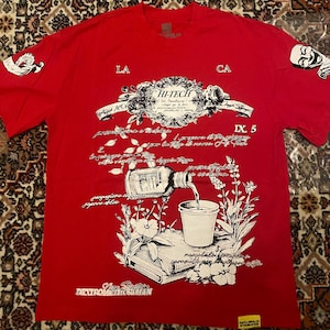 Könnte beinhalten: Rotes T-Shirt mit detailliertem weißem Grafikdesign. Das Design umfasst Text, einen floralen Rahmen mit "Hi-Tech", eine Flasche, die in eine Tasse gießt, und den Text "Dextromethorphan".