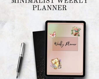 Könnte beinhalten: Ein digitaler minimalistischer Wochenplaner auf einem Tablet. Der Planer hat einen rosa-grünen Farbverlaufshintergrund mit Schmetterlings- und Blumenillustrationen. Ein schwarzer Stift und ein Notizbuch liegen neben dem Tablet. Der Text "MINIMALIST WEEKLY PLANNER" steht oben.