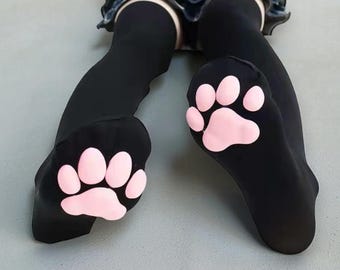 Medias altas hasta el muslo con estampado de huellas de gato, antideslizantes y con almohadillas rosas en forma de pata.