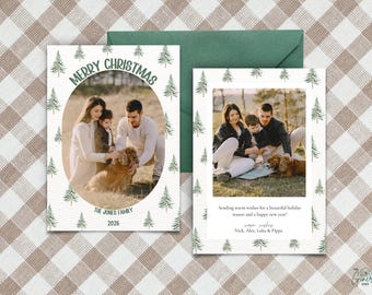 Puede incluir: Juego de tarjetas navideñas con foto familiar y perro. La tarjeta tiene un fondo blanco con pinos verdes de acuarela. El texto dice "Merry Christmas" y "The Jones Family 2026". Incluye un sobre verde.