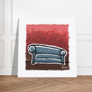Op de afbeelding: Een artistieke weergave van een blauwe bank tegen een rode achtergrond. De bank is afgebeeld in cartoonstijl, met afgeronde armleuningen en een eenvoudig ontwerp. Het kunstwerk wordt gepresenteerd op een wit canvas, leunend tegen een muur.